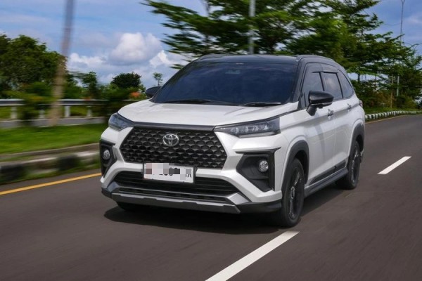 Gần 4.000 đơn đặt mua Toyota Veloz Hybrid, chờ ngày về Việt Nam