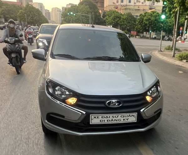 Gặp khó, ô tô Lada chưa thể mở bán tại Việt Nam