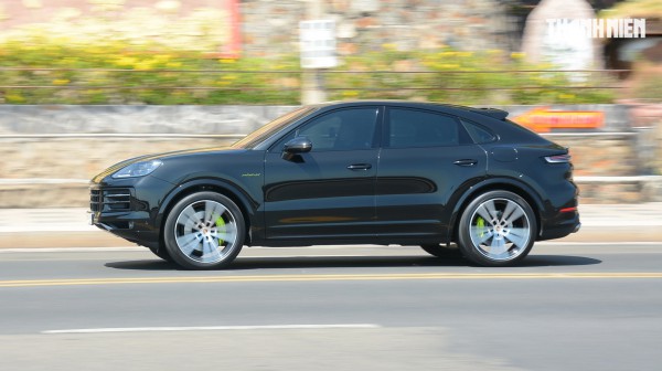 ‘Ghìm cương’ Porsche Cayenne e-hybrid giá gần 7 tỉ đồng: Nhanh, mạnh, ít ngốn xăng