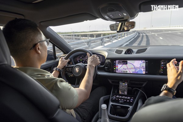 ‘Ghìm cương’ Porsche Cayenne e-hybrid giá gần 7 tỉ đồng: Nhanh, mạnh, ít ngốn xăng