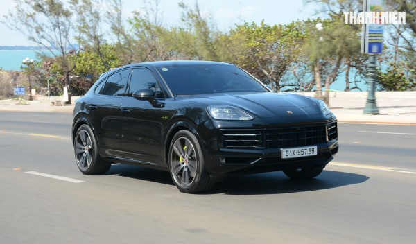 ‘Ghìm cương’ Porsche Cayenne e-hybrid giá gần 7 tỉ đồng: Nhanh, mạnh, ít ngốn xăng