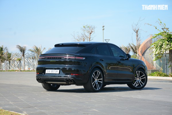 ‘Ghìm cương’ Porsche Cayenne e-hybrid giá gần 7 tỉ đồng: Nhanh, mạnh, ít ngốn xăng