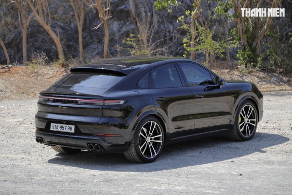 ‘Ghìm cương’ Porsche Cayenne e-hybrid giá gần 7 tỉ đồng: Nhanh, mạnh, ít ngốn xăng