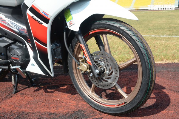 Giá bán cao hơn SH 125i, xe máy số Honda Dash 125 có gì hút khách Việt? Giá bán cao hơn SH 125i, xe máy số Honda Dash 125 có gì hút khách Việt?