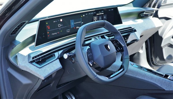 Giá gần 1,4 tỉ Peugeot 5008 mới có gì cạnh tranh ở nhóm SUV, crossover gia đình?