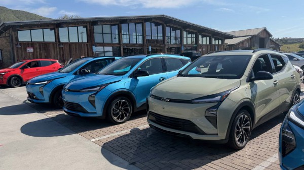 Giá xăng dầu liên tục biến động, lượng tìm kiếm xe điện gia tăng