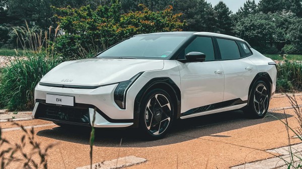 Giá xăng dầu liên tục biến động, lượng tìm kiếm xe điện gia tăng