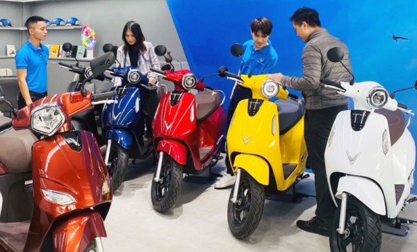 Giá xăng dầu tăng cao, xe máy điện “cháy hàng” Giá xăng dầu tăng cao, xe máy điện “cháy hàng”