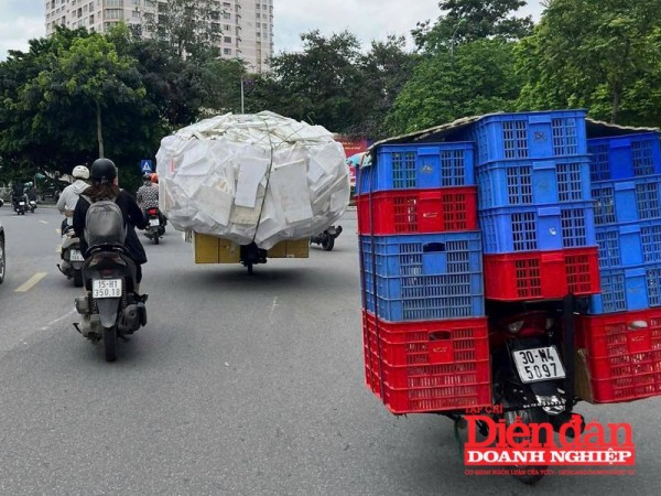 Hà Nội: Khi xe máy "biến hình" thành "xe tải"