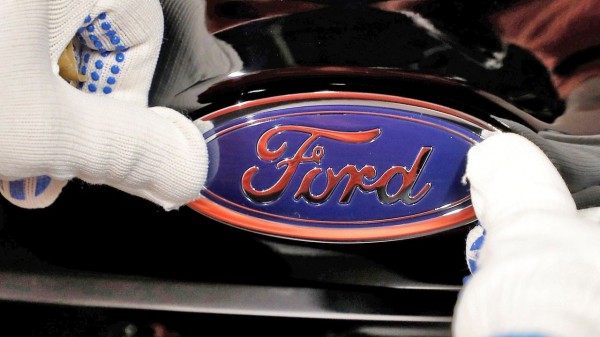 Hàng ngàn xe Ford sản xuất đang ‘nằm kho’ chờ gắn... logo