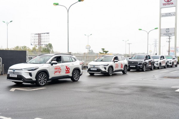 Hành trình xuyên Việt 'khủng' ghi dấu ấn kỷ niệm 30 năm của Toyota Việt Nam Hành trình xuyên Việt 'khủng' ghi dấu ấn kỷ niệm 30 năm của Toyota Việt Nam