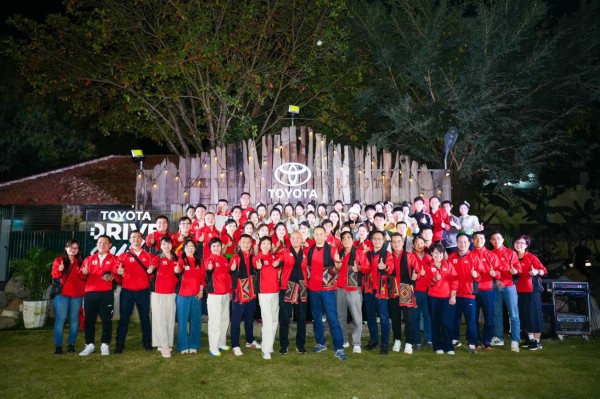 Hành trình xuyên Việt 'khủng' ghi dấu ấn kỷ niệm 30 năm của Toyota Việt Nam Hành trình xuyên Việt 'khủng' ghi dấu ấn kỷ niệm 30 năm của Toyota Việt Nam