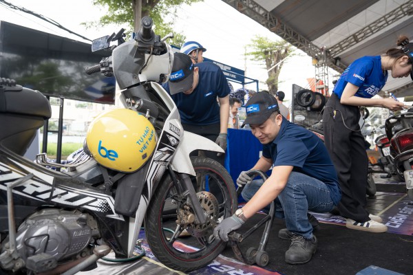 Hơn 1.200 xe máy của công nhân được kiểm tra, bảo dưỡng miễn phí Hơn 1.200 xe máy của công nhân được kiểm tra, bảo dưỡng miễn phí