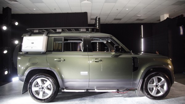 Huyền thoại off-road Land Rover Defender mới về Việt Nam, giá từ 5,1 tỉ đồng