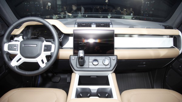 Huyền thoại off-road Land Rover Defender mới về Việt Nam, giá từ 5,1 tỉ đồng