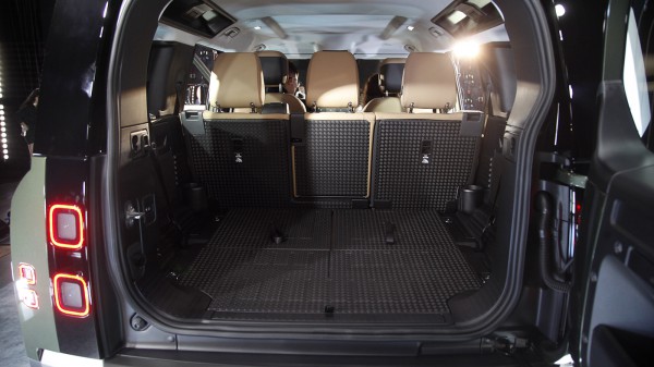 Huyền thoại off-road Land Rover Defender mới về Việt Nam, giá từ 5,1 tỉ đồng