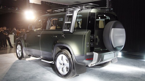 Huyền thoại off-road Land Rover Defender mới về Việt Nam, giá từ 5,1 tỉ đồng