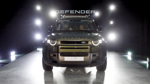 Huyền thoại off-road Land Rover Defender mới về Việt Nam, giá từ 5,1 tỉ đồng