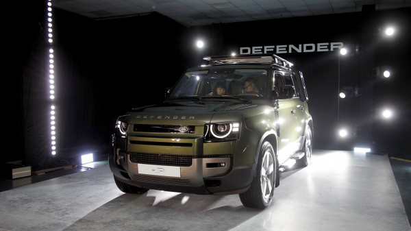 Huyền thoại off-road Land Rover Defender mới về Việt Nam, giá từ 5,1 tỉ đồng