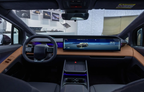 Hyundai trình làng sedan điện dáng lạ, màn hình nội thất 4K cỡ lớn