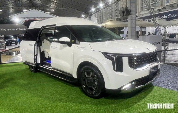 KIA Carnival 2025 thêm bản 'xe chủ tịch' 4 chỗ ngồi, có vách ngăn với khoang lái