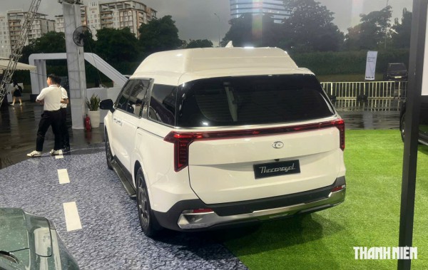 KIA Carnival 2025 thêm bản 'xe chủ tịch' 4 chỗ ngồi, có vách ngăn với khoang lái