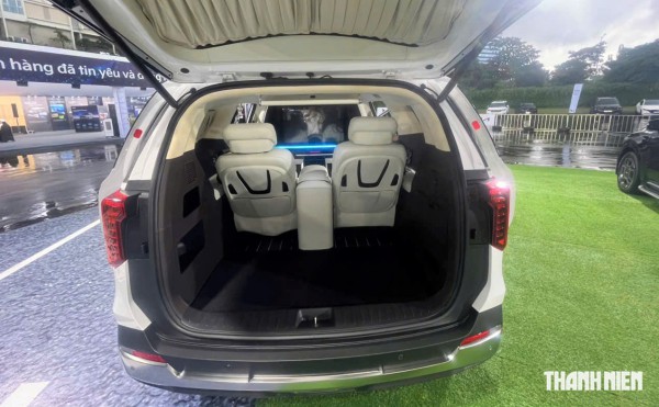 KIA Carnival 2025 thêm bản 'xe chủ tịch' 4 chỗ ngồi, có vách ngăn với khoang lái