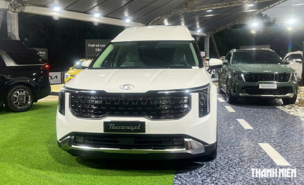 KIA Carnival 2025 thêm bản 'xe chủ tịch' 4 chỗ ngồi, có vách ngăn với khoang lái