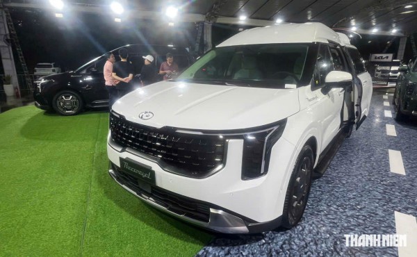 KIA Carnival 2025 thêm bản 'xe chủ tịch' 4 chỗ ngồi, có vách ngăn với khoang lái