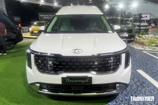 KIA Carnival 2025 thêm bản 'xe chủ tịch' 4 chỗ ngồi, có vách ngăn với khoang lái