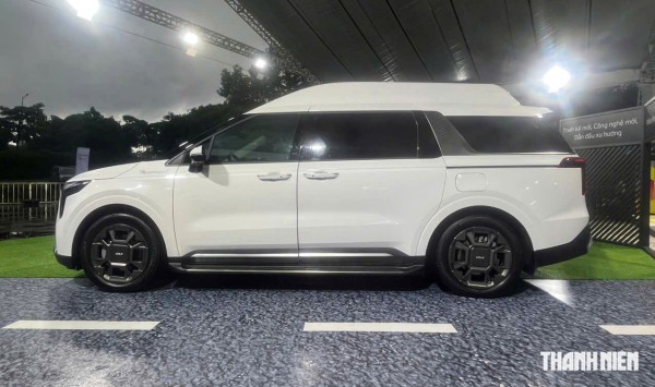 KIA Carnival 2025 thêm bản 'xe chủ tịch' 4 chỗ ngồi, có vách ngăn với khoang lái