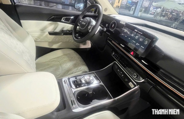 KIA Carnival 2025 thêm bản 'xe chủ tịch' 4 chỗ ngồi, có vách ngăn với khoang lái