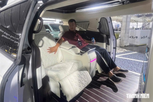 KIA Carnival 2025 thêm bản 'xe chủ tịch' 4 chỗ ngồi, có vách ngăn với khoang lái