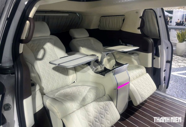 KIA Carnival 2025 thêm bản 'xe chủ tịch' 4 chỗ ngồi, có vách ngăn với khoang lái