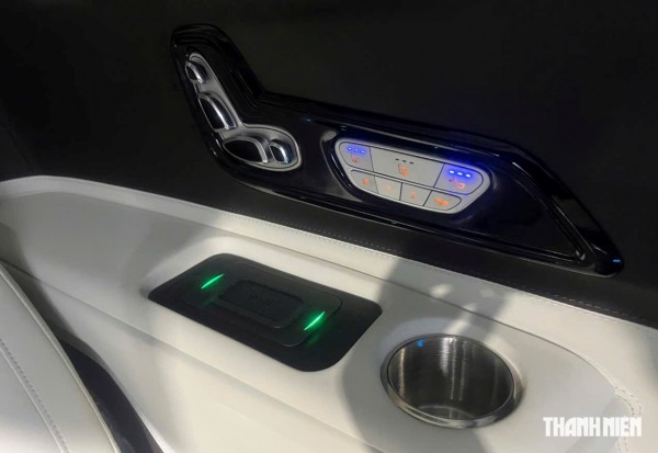 KIA Carnival 2025 thêm bản 'xe chủ tịch' 4 chỗ ngồi, có vách ngăn với khoang lái