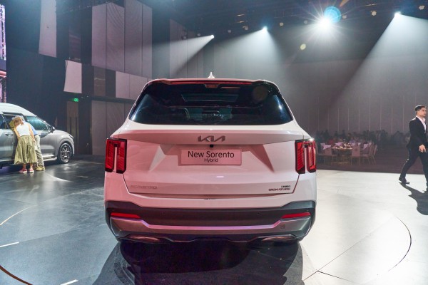 KIA Sorento hybrid có lợi thế nào cạnh tranh trong phân khúc xe 7 chỗ?