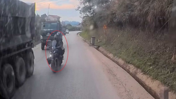 Kinh hoàng xe phân khối lớn vượt ẩu ngay cua, ép ô tô con vào lề đường Kinh hoàng xe phân khối lớn vượt ẩu ngay cua, ép ô tô con vào lề đường