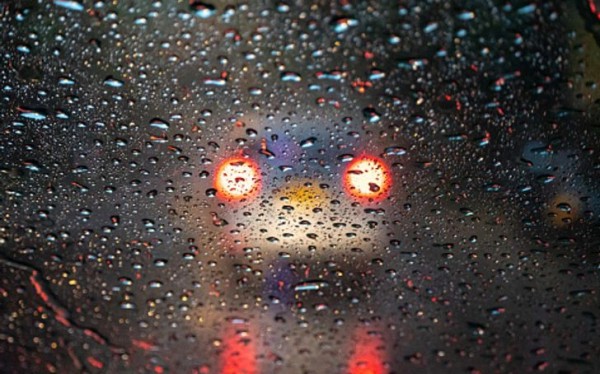 Lái ô tô dưới mưa bão: Vì sao không nên 'nháy' đèn pha, bật đèn khẩn cấp? Lái ô tô dưới mưa bão: Vì sao không nên 'nháy' đèn pha, bật đèn khẩn cấp?