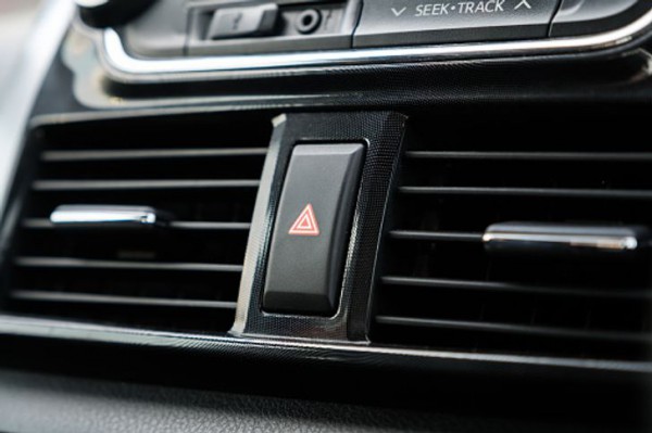 Lái ô tô dưới mưa bão: Vì sao không nên 'nháy' đèn pha, bật đèn khẩn cấp? Lái ô tô dưới mưa bão: Vì sao không nên 'nháy' đèn pha, bật đèn khẩn cấp?