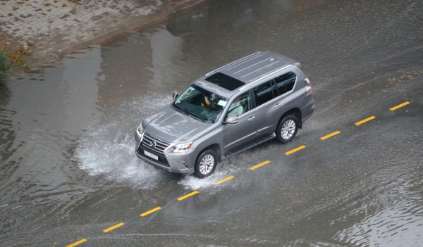 Lái ô tô dưới mưa bão: Vì sao không nên 'nháy' đèn pha, bật đèn khẩn cấp? Lái ô tô dưới mưa bão: Vì sao không nên 'nháy' đèn pha, bật đèn khẩn cấp?
