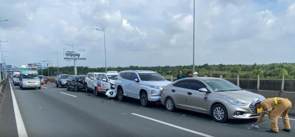 Lái ô tô trên quốc lộ và cao tốc, làm sao để tránh tai nạn 'dồn toa'?