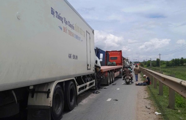 Lái ô tô trên quốc lộ và cao tốc, làm sao để tránh tai nạn 'dồn toa'?