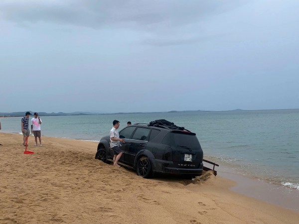 Lái ô tô xuống biển 'thể hiện', nhiều tài xế bị phạt nặng Lái ô tô xuống biển 'thể hiện', nhiều tài xế bị phạt nặng