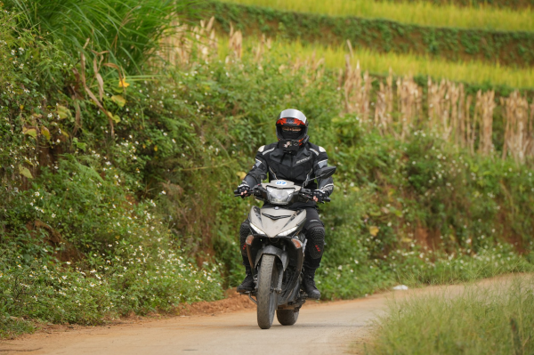 Lần đầu cầm lái Exciter 155 trên đèo Tây Bắc: Phấn khích đến từng khúc cua Lần đầu cầm lái Exciter 155 trên đèo Tây Bắc: Phấn khích đến từng khúc cua