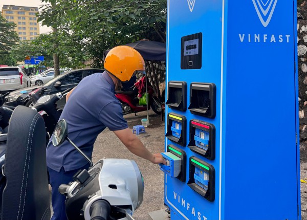 Liên tục triển khai tủ đổi pin, VinFast quyết giữ 'ngôi vương' xe máy điện