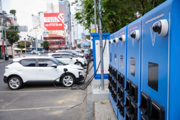 Liên tục triển khai tủ đổi pin, VinFast quyết giữ 'ngôi vương' xe máy điện