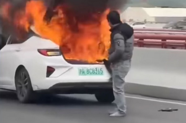 Lo ngại cháy nổ từ xe điện giá rẻ Trung Quốc Lo ngại cháy nổ từ xe điện giá rẻ Trung Quốc