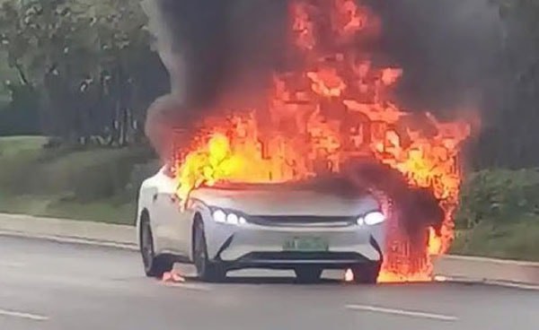 Lo ngại cháy nổ từ xe điện giá rẻ Trung Quốc Lo ngại cháy nổ từ xe điện giá rẻ Trung Quốc