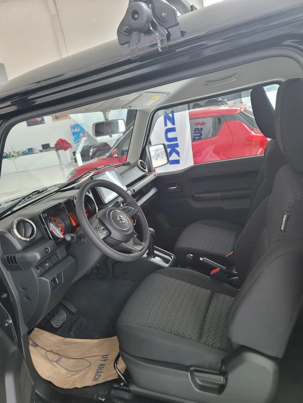 Lô xe Suzuki Jimny đầu tiên về đại lý tại Việt Nam, giá bán vẫn ‘thăm dò’