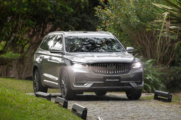 Loạt ô tô vừa trình làng đã giảm giá mạnh tại Việt Nam